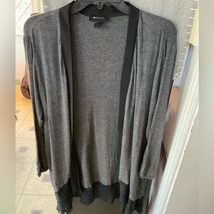 gray and black cárdigan excelente condition
